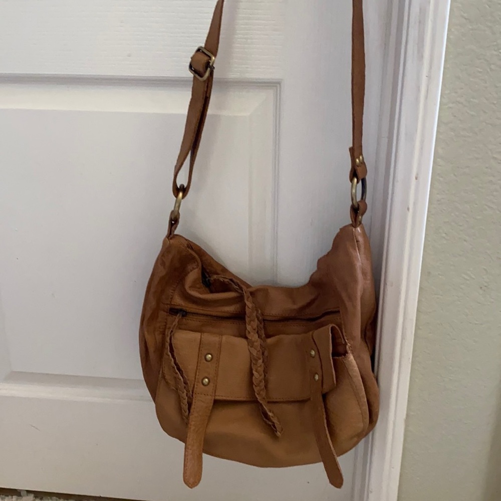 Leather crossbody bag with multiple pockets